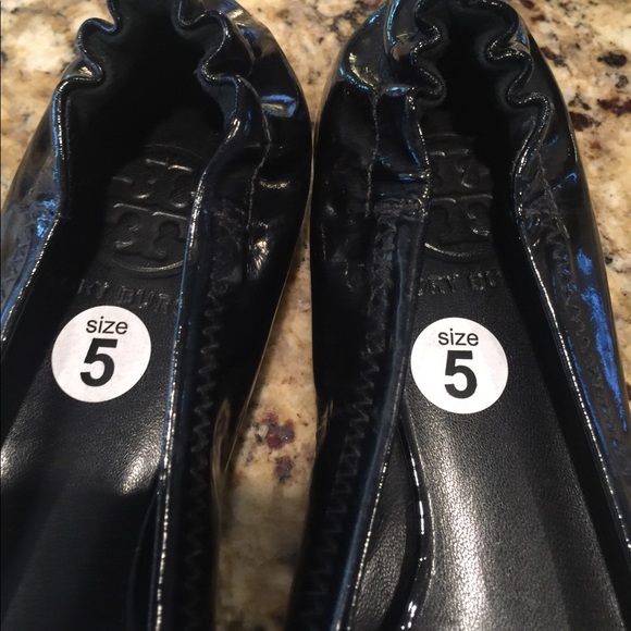 Tory Burch Reva Black Patent Ballet Flats - Picture 7 of 8